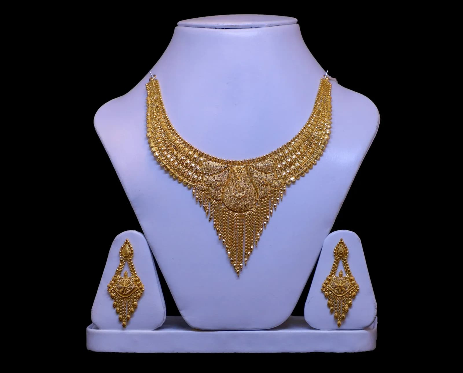 Rani Haar Kundan Necklace - Gold necklace and earrings displayed on white stands